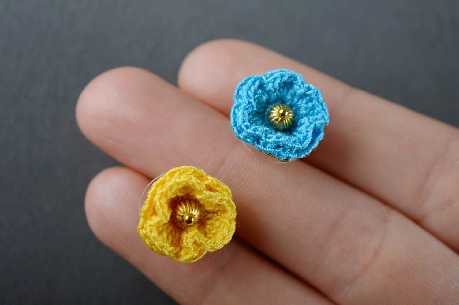Boucles d'oreilles puces tricotées de fils en coton faites main fleurs femme photo 3