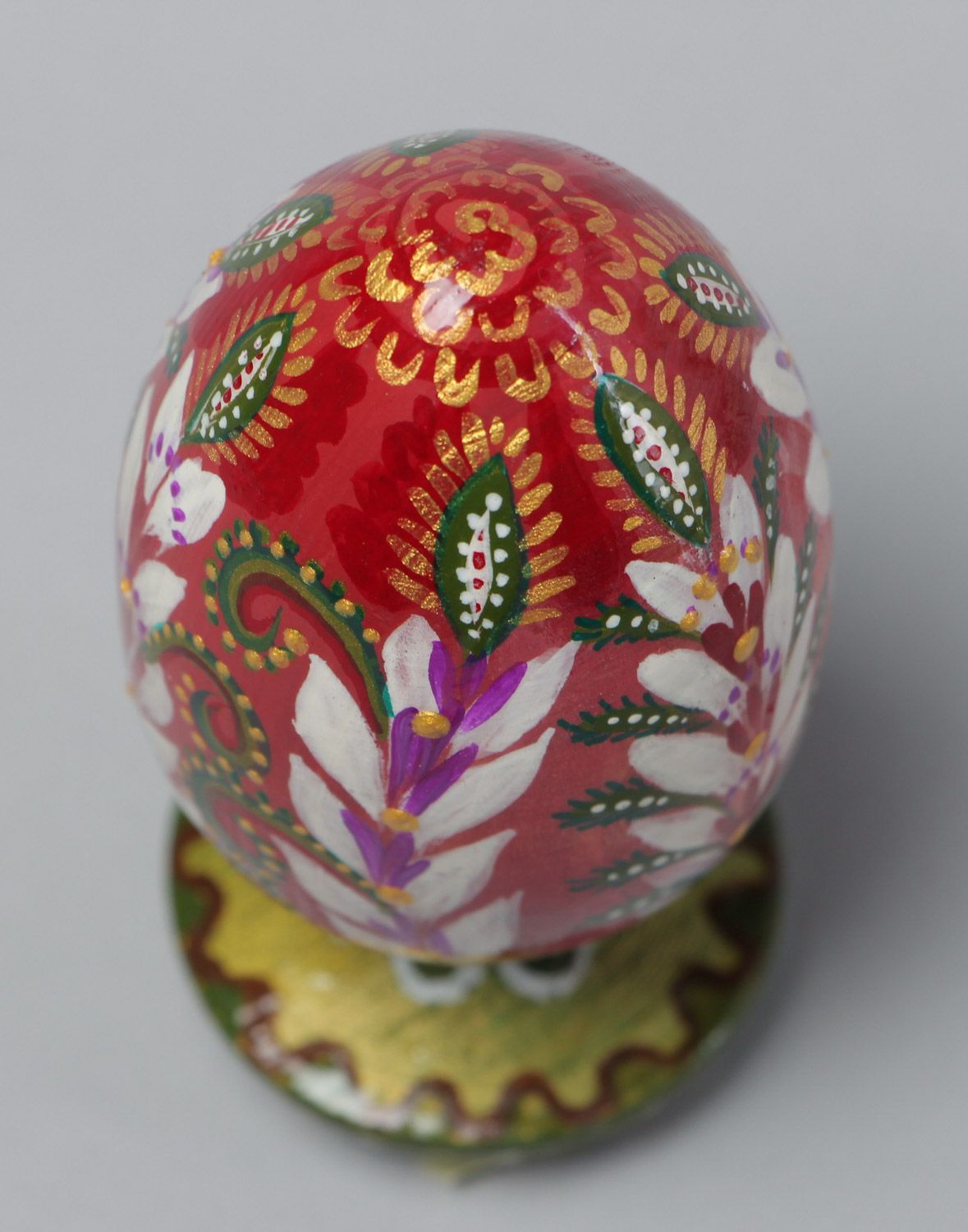 Huevo de Pascua de madera en soporte pintado vistoso artesanal foto 4