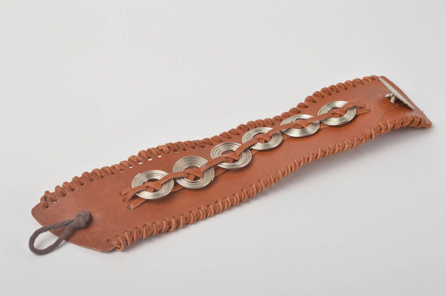 Стильный кожаный браслет ручной работы дизайнерское украшение женский браслет  фото 3