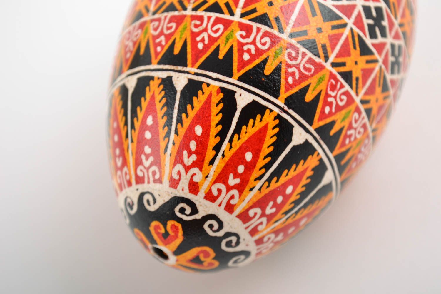 Œuf de Pâques avec ornements peints de couleurs acryliques fait main décor photo 4
