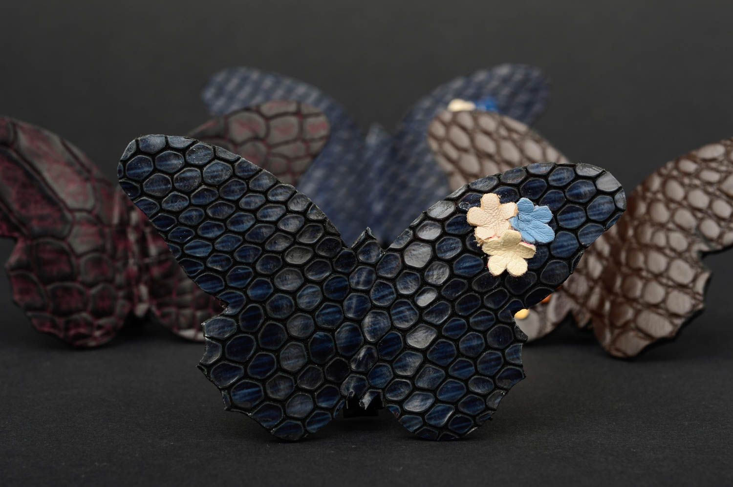Broche artesanal de cuero bisutería fina accesorio para mujer Mariposa foto 1