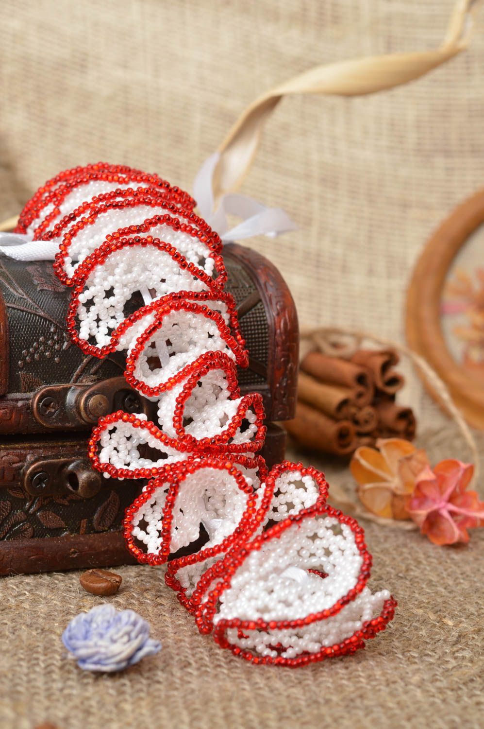 Bracelet en perles de rocaille et rubans large blanc rouge fait main   photo 1
