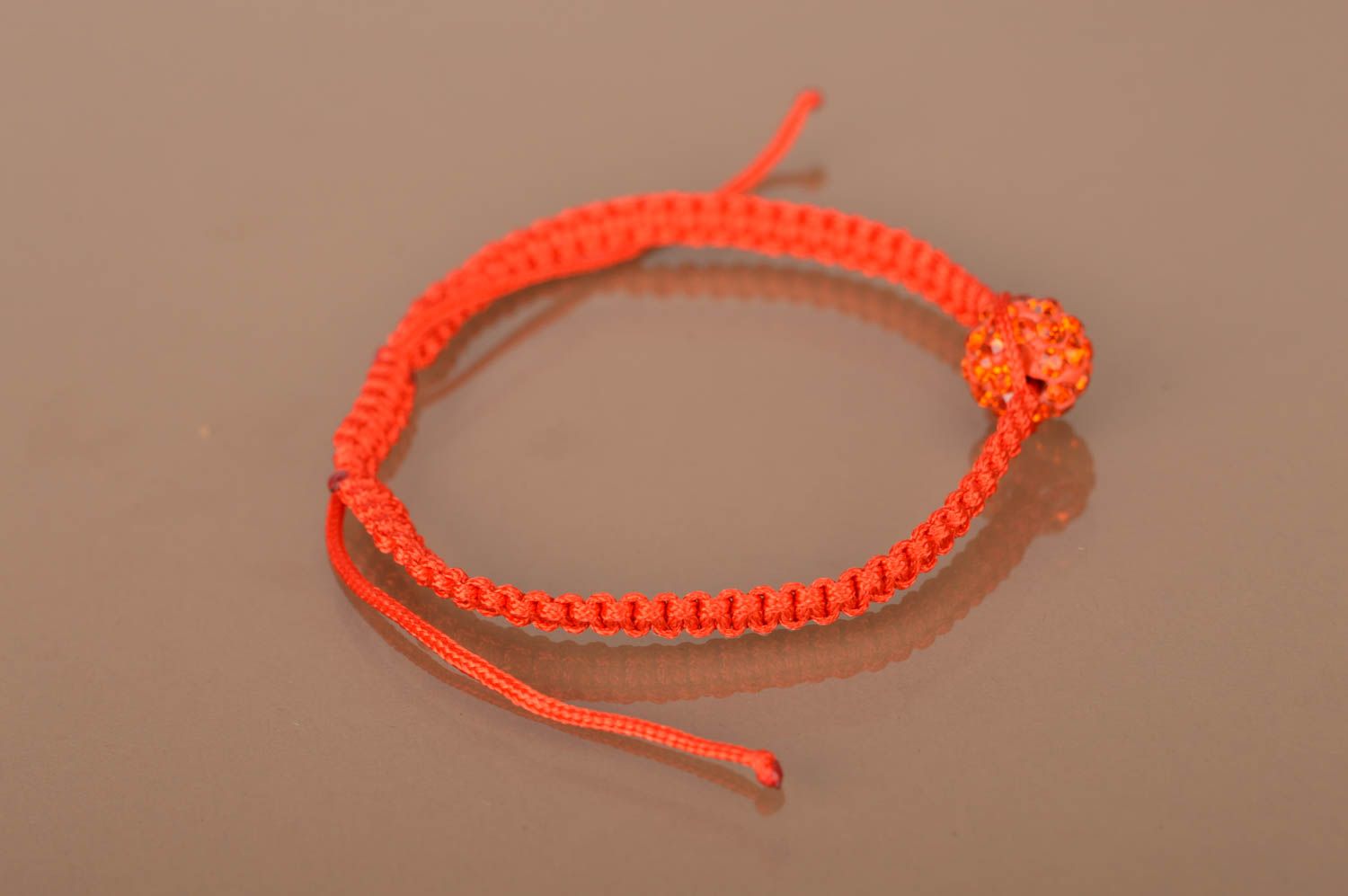 Красный плетеный браслет на руку ручной работы с бусиной тонкий красивый фото 3