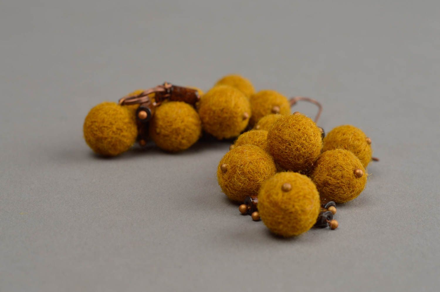 Lange originelle gefilzte Ohrringe aus Wolle Kugeln in Senffarbe handmade foto 4