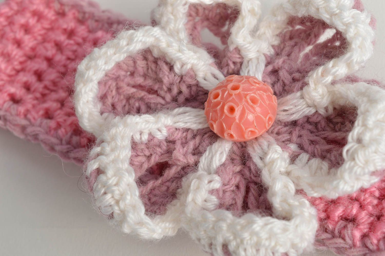 Banda de pelo infantil con flor artesanal tejida a ganchillo de color rosado  foto 4