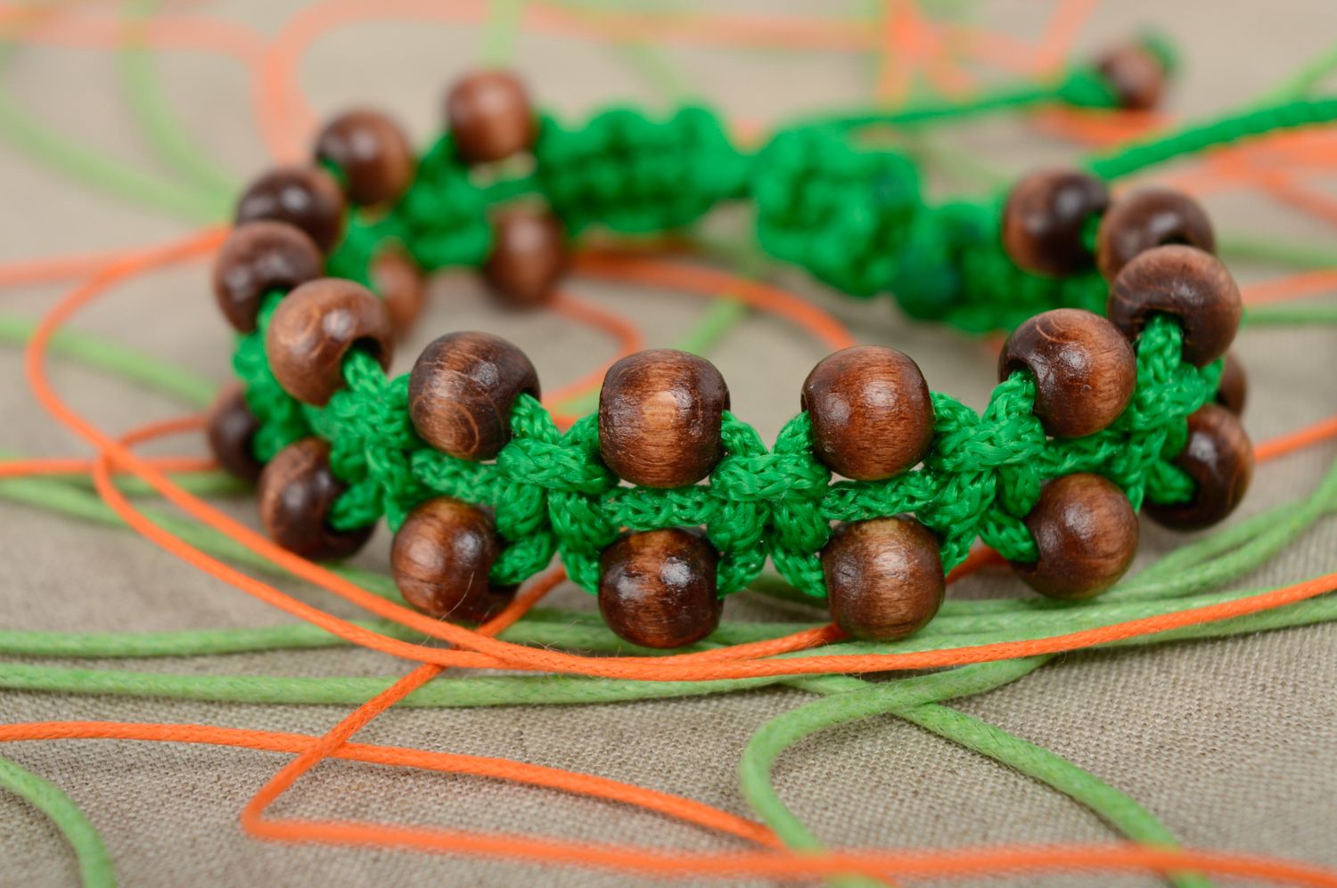 Bracelet en cordon tressé étroit vert et brun avec perles en bois fait main photo 2