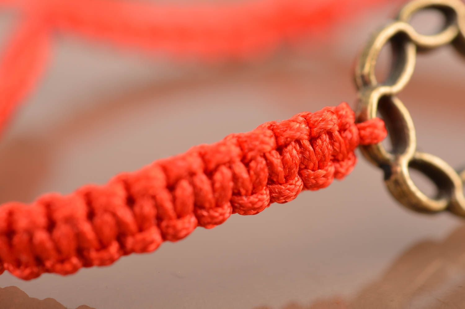 Красный браслет из шелковых ниток с круглой вставкой тонкий ручной работы фото 4