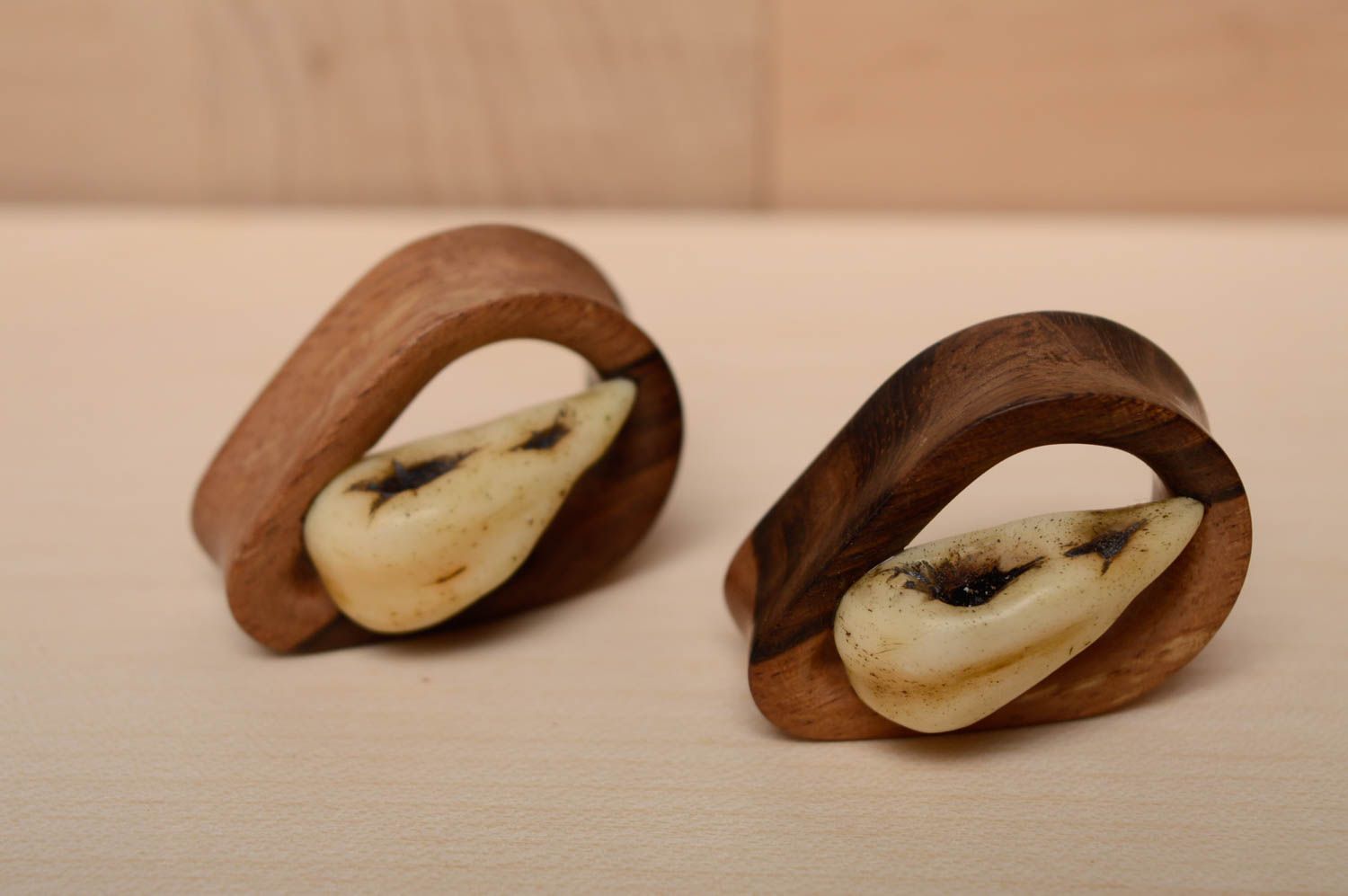 Piercing plugs faits main originaux en bois accessoires avec gravure crânes photo 3