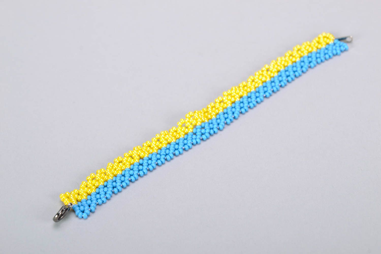 Blau-gelbes Armband aus Glasperlen foto 4