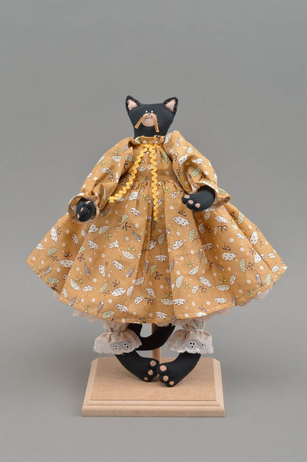 Peluche chat noir en robe beige originale faite main décor ou jouet pour enfant photo 2