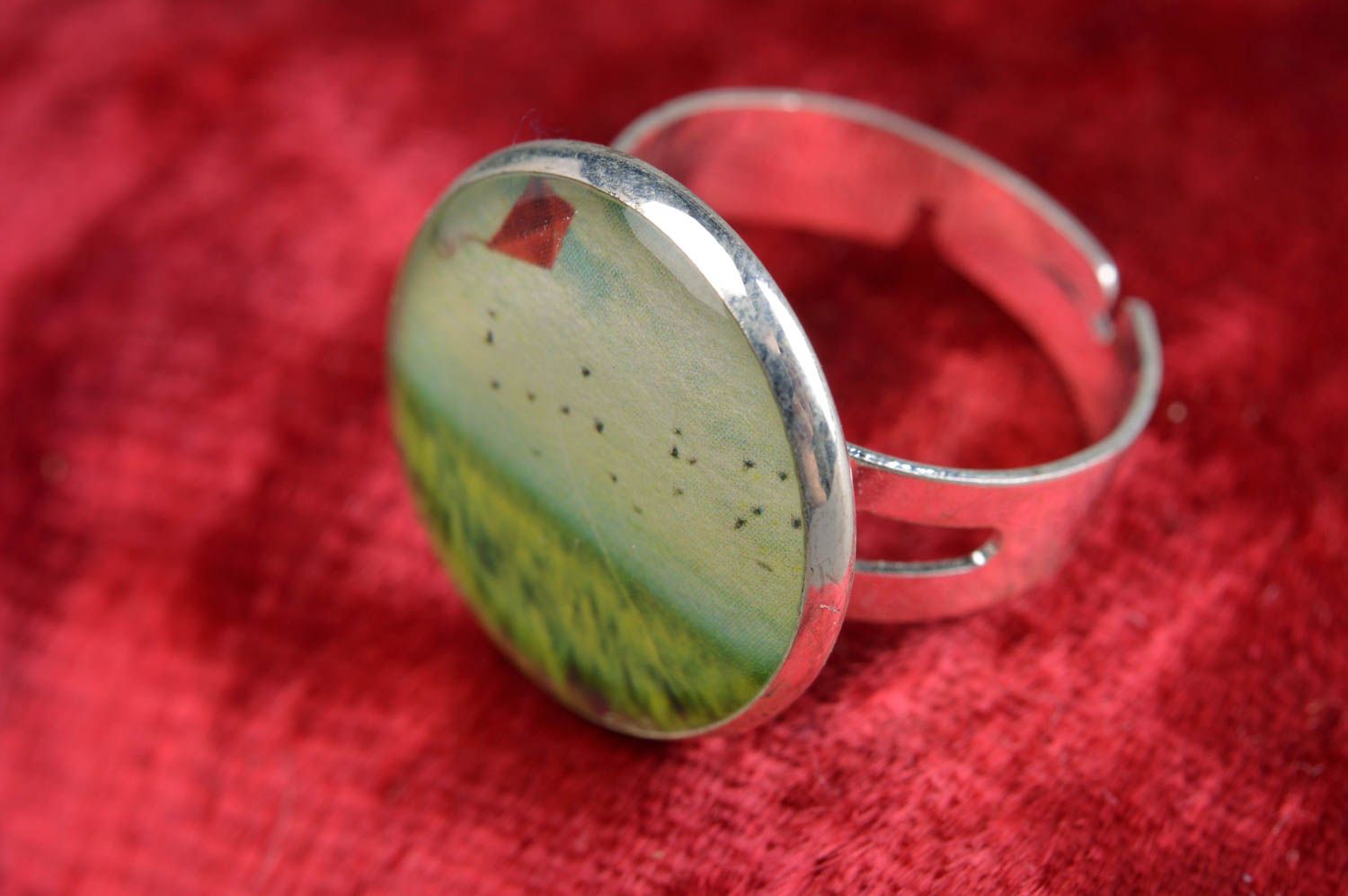 Schöner handmade Ring mit Epoxidharz originell in Decoupage Technik grün rund foto 1