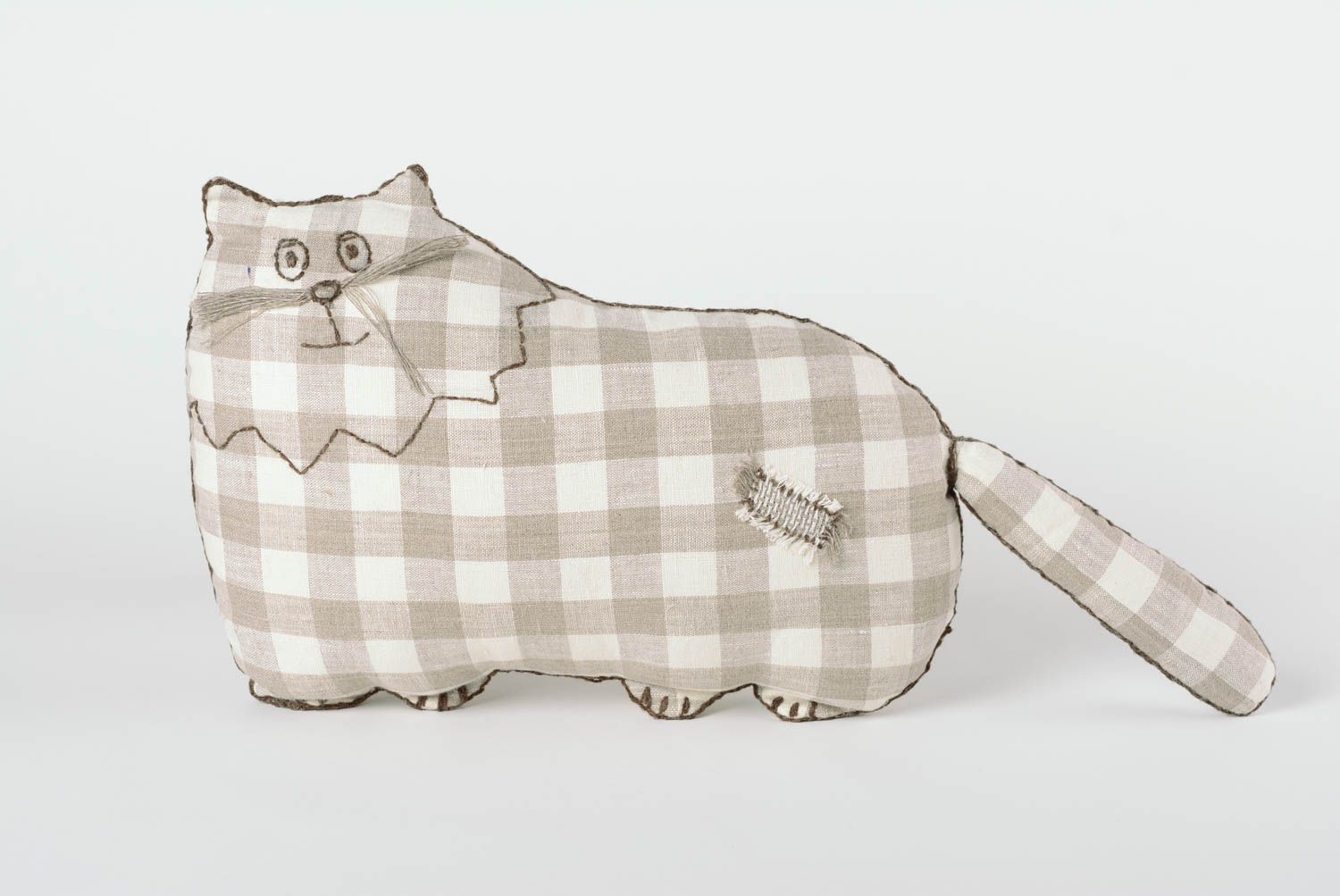 Coussin en tissu de lin fait main original en forme de chat à carreaux photo 1