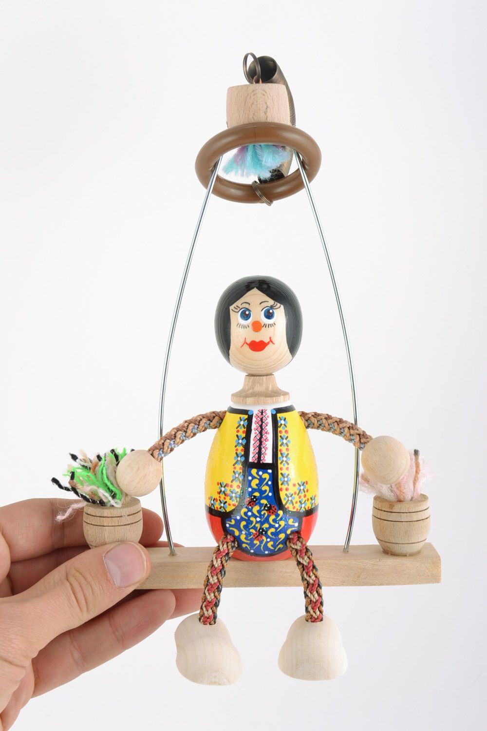 Juguete de madera muñeca artesanal chica en banco original para niños foto 2