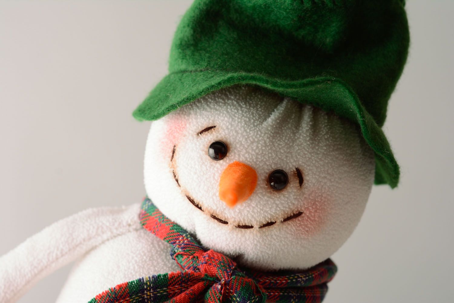 Текстильная игрушка в виде снеговика фото 3