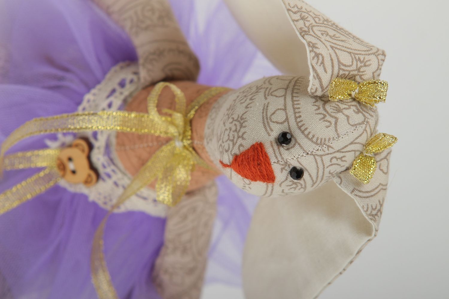 Juguete hecho a mano de tela regalo original muñeca decorativa Liebre en vestido foto 3