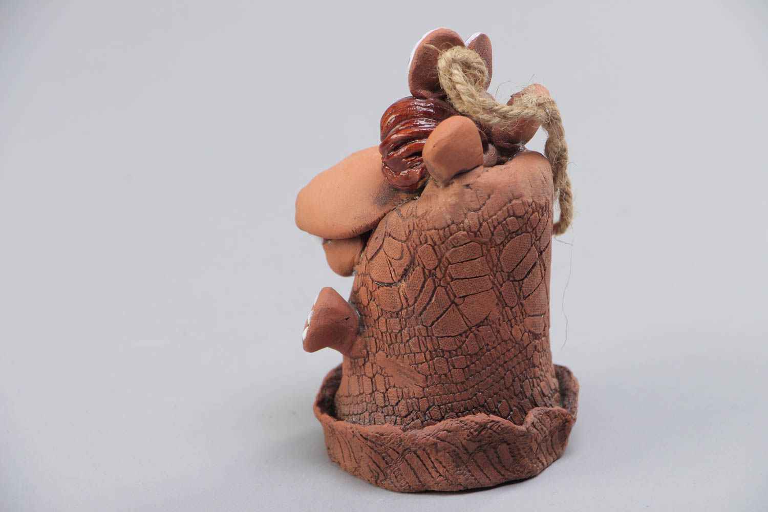 Petite clochette en céramique brune peinte faite main en forme d'hippo photo 3