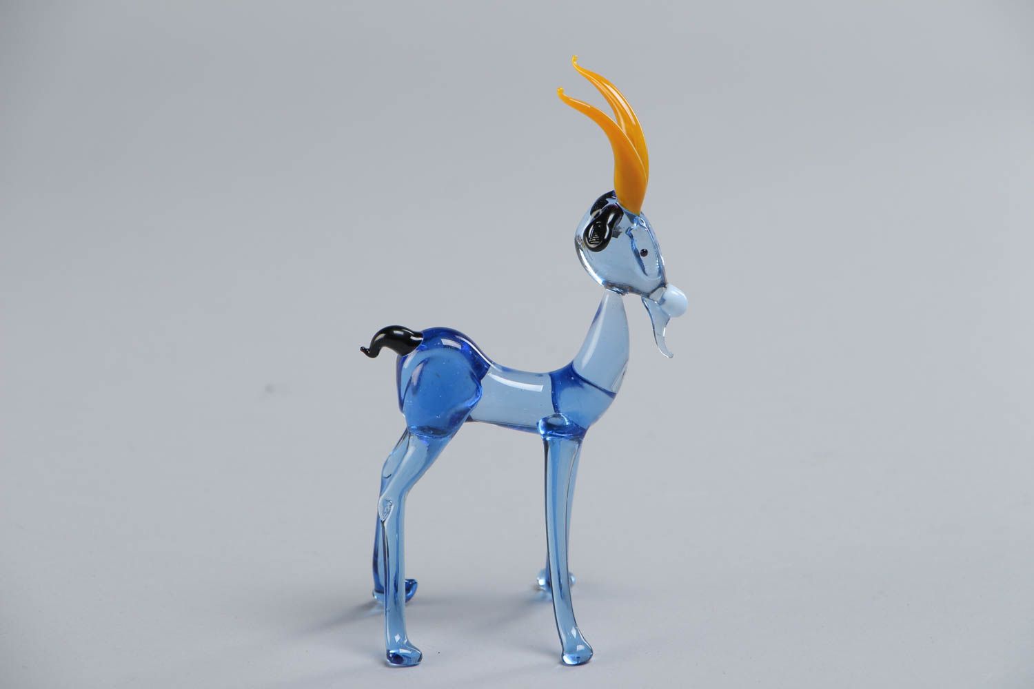 Figurine en verre coloré faite main bouc bleu avec cornes jaunes décoration photo 2