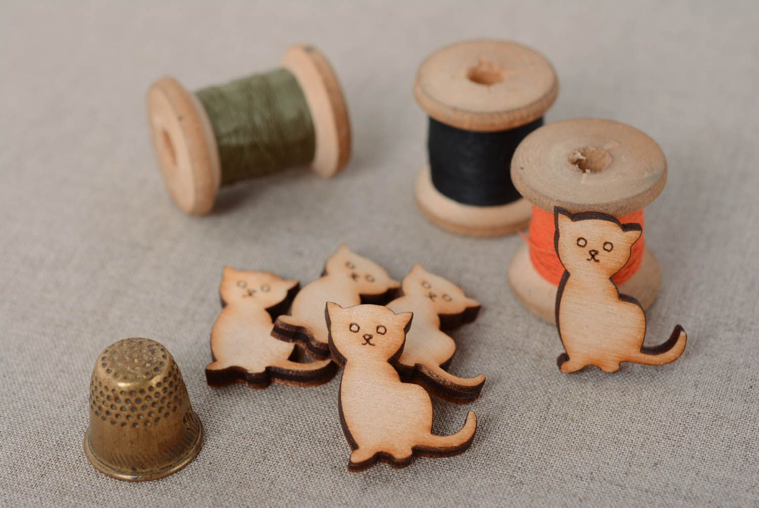 Brinquedos de madeira compensada em forma de gatinhos foto 2