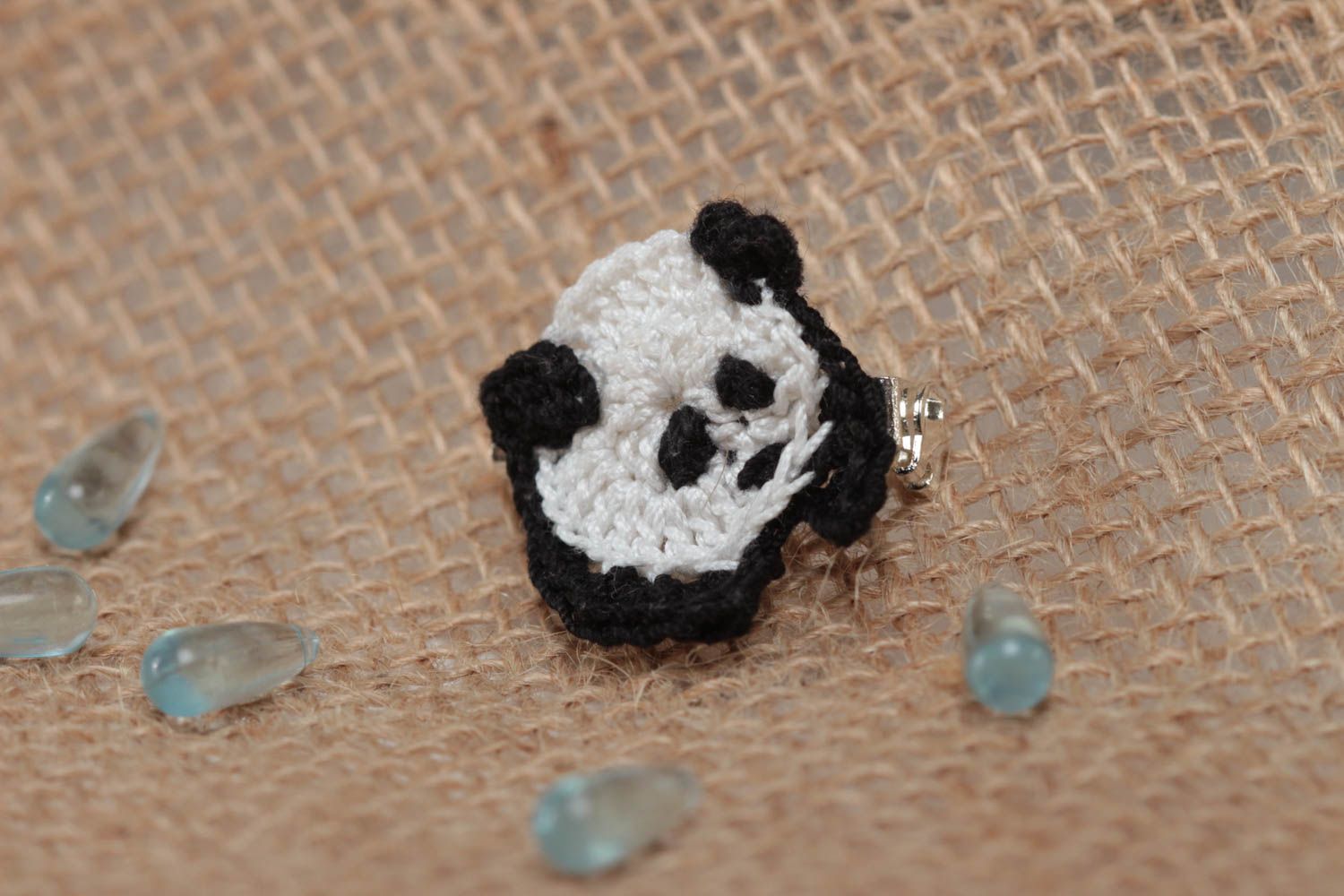 Брошь из хлопка вязаная крючком маленькая детская ручной работы в виде панды фото 1