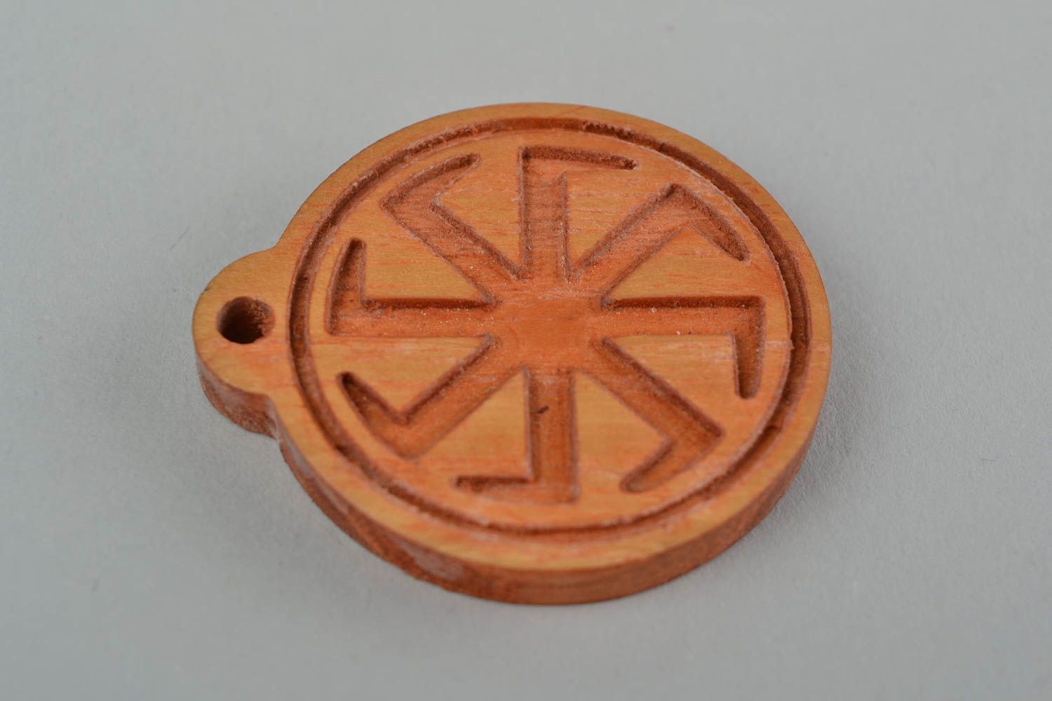 Pendentif talisman Croix de Lada rond en bois d'acacia fait main original photo 4