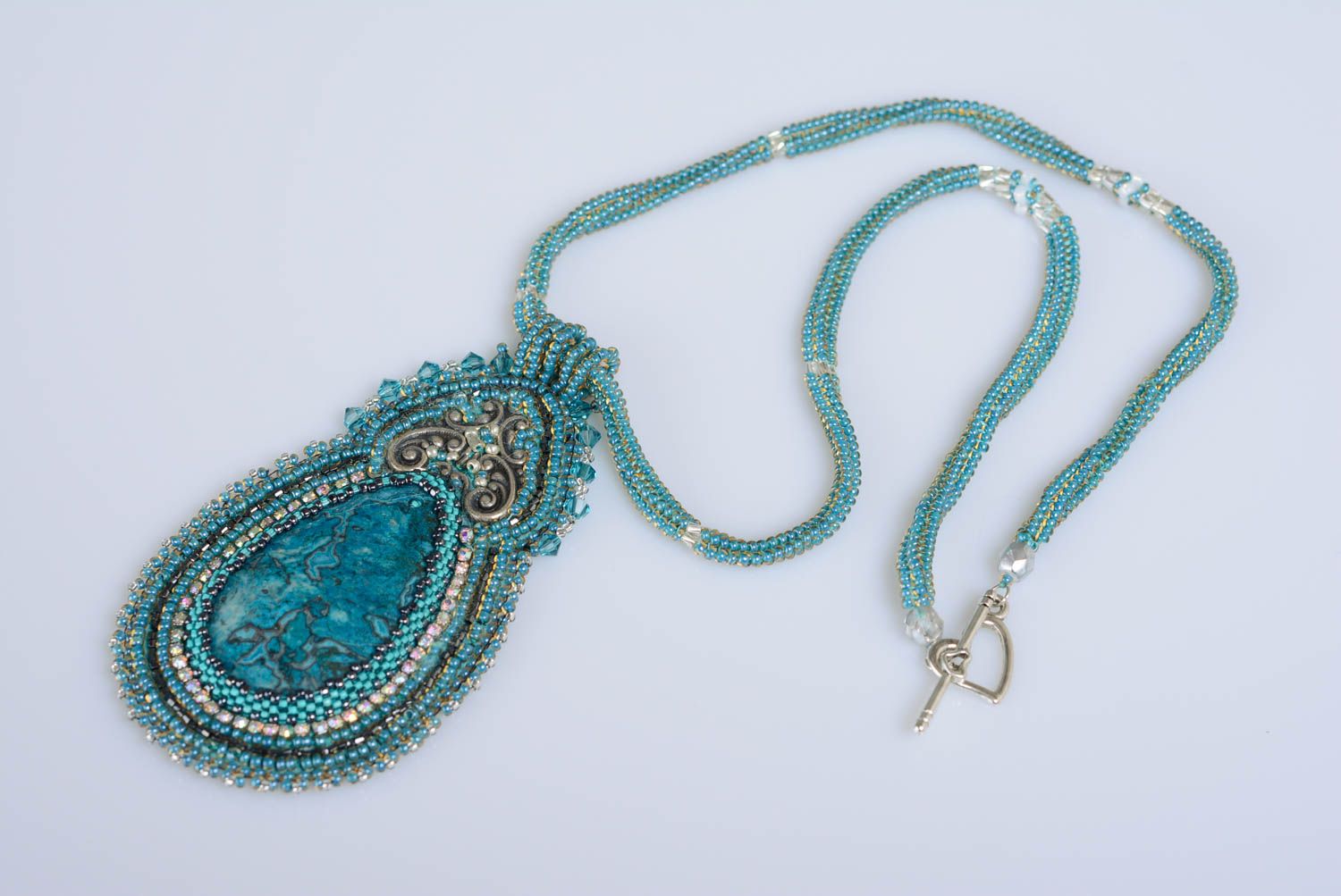 Collier avec pendentif en perles de rocaille et agate bleu fait main massif photo 1