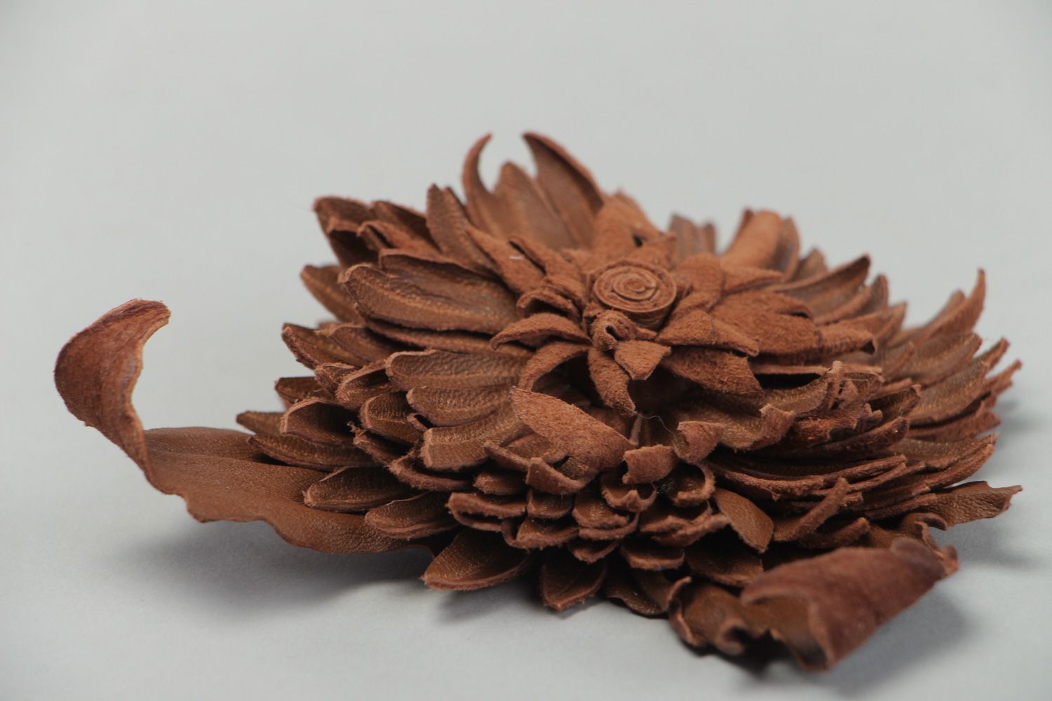 Broche grande fleur marron en cuir naturel faite main originale design photo 2