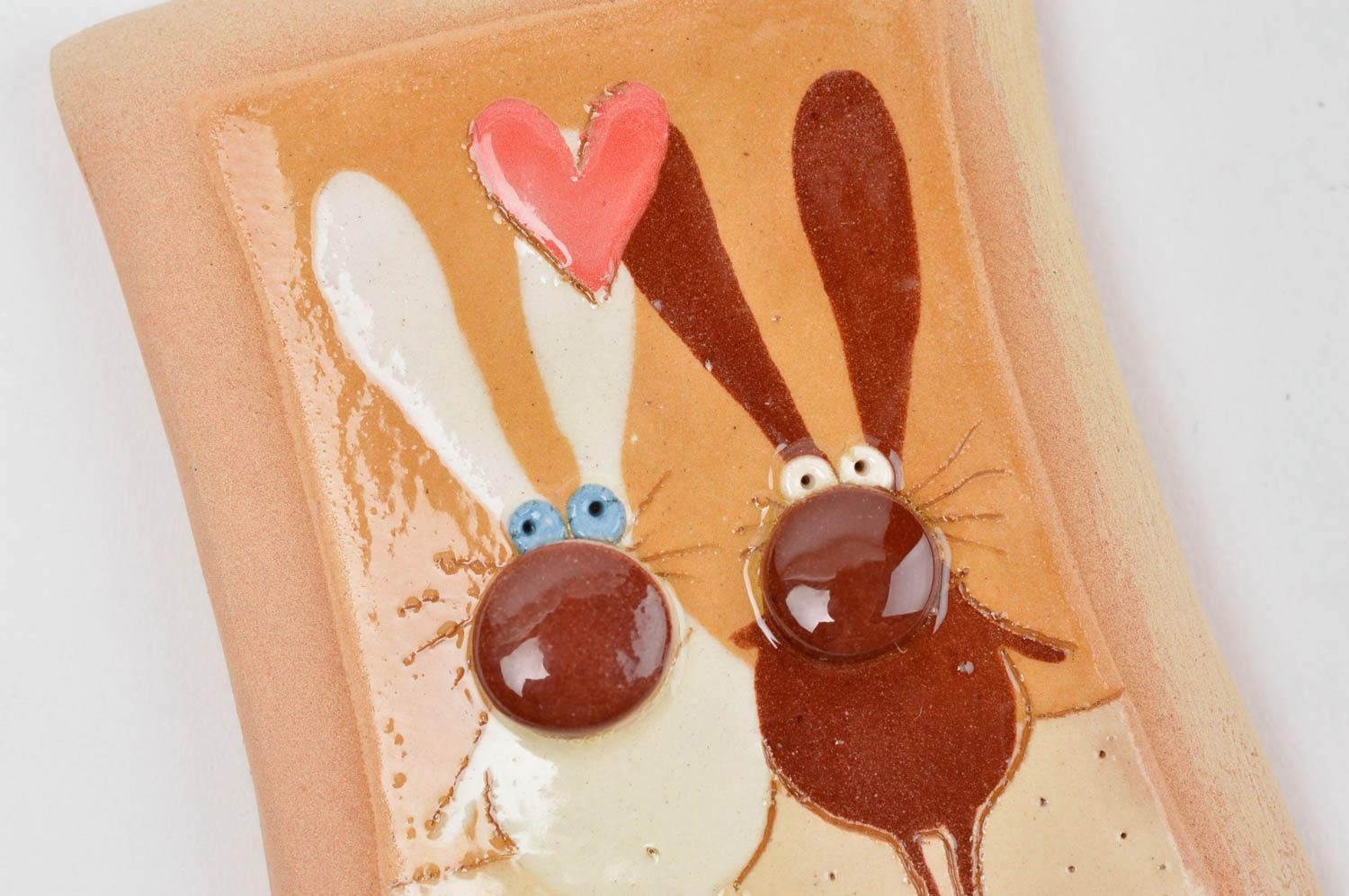 Магнит на холодильник магнит ручной работы магнит из глины два зайца с сердцем фото 5