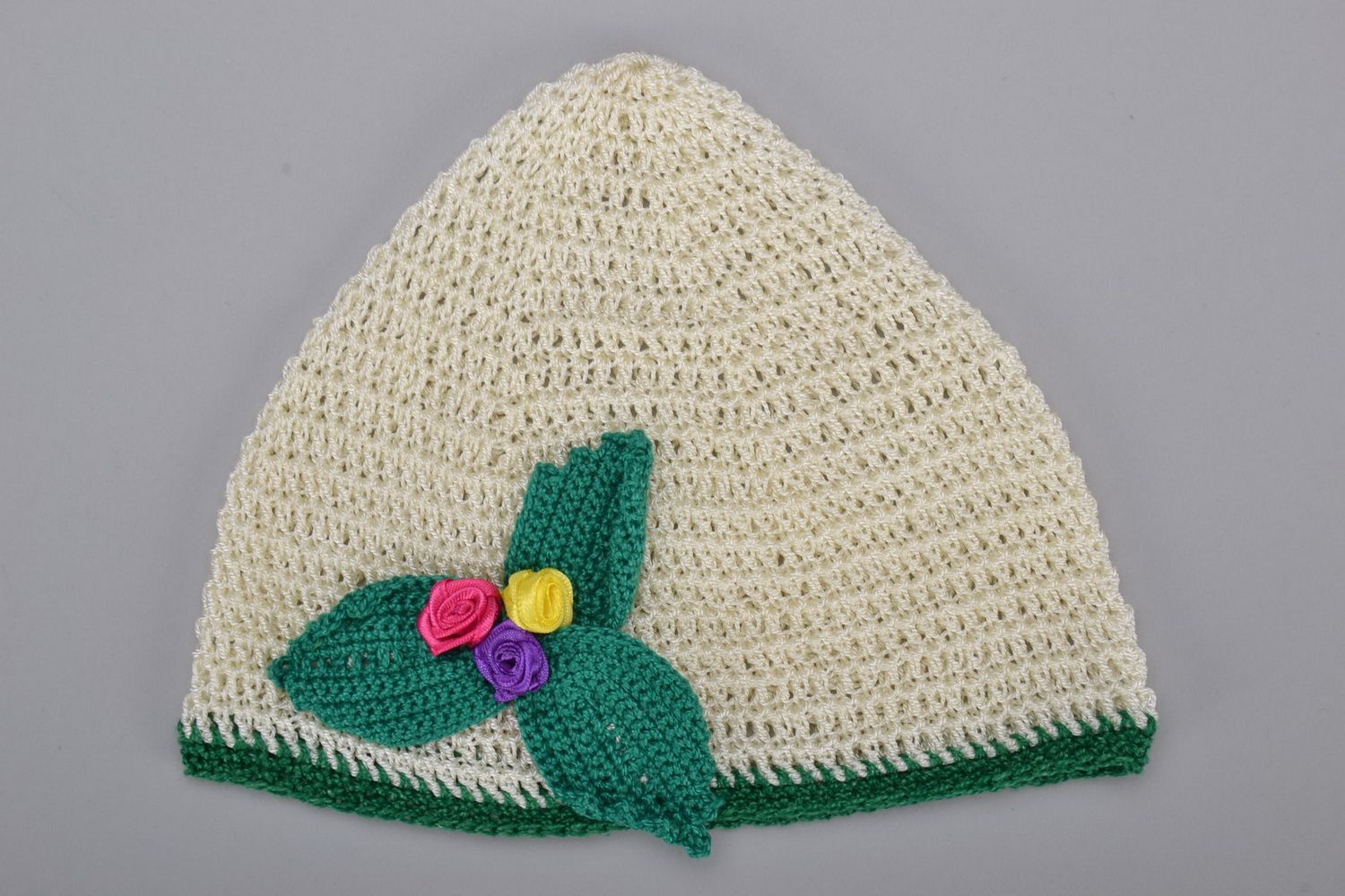 Bonnet tricoté avec fleurs fait pour enfant photo 2