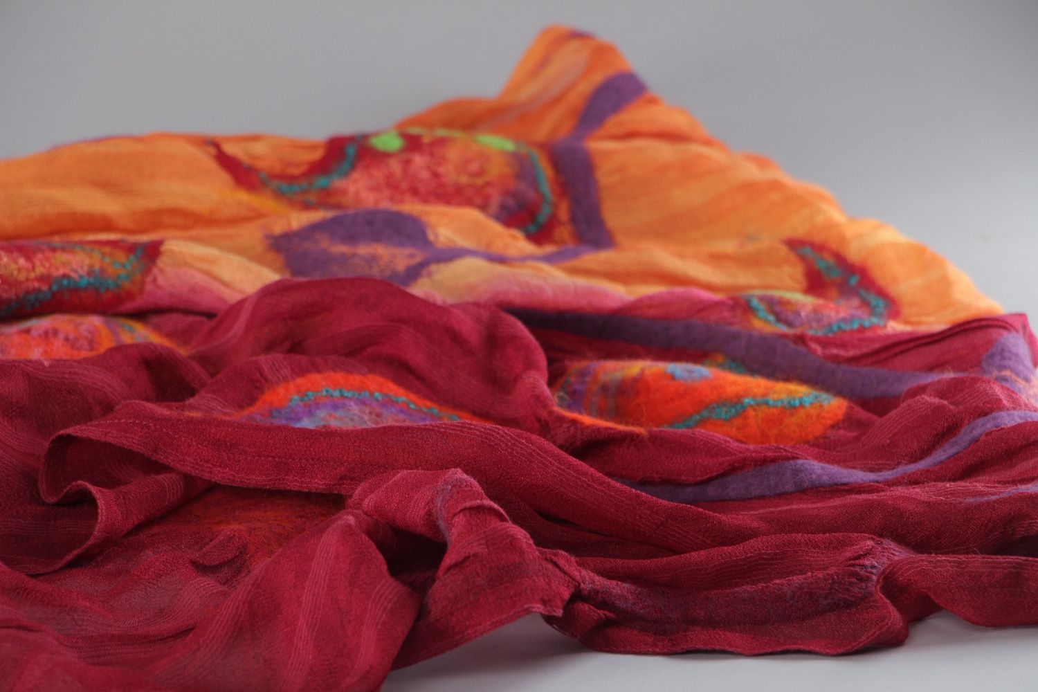 Châle en soie avec éléments en laine feutrée fait main léger de couleurs vives photo 2