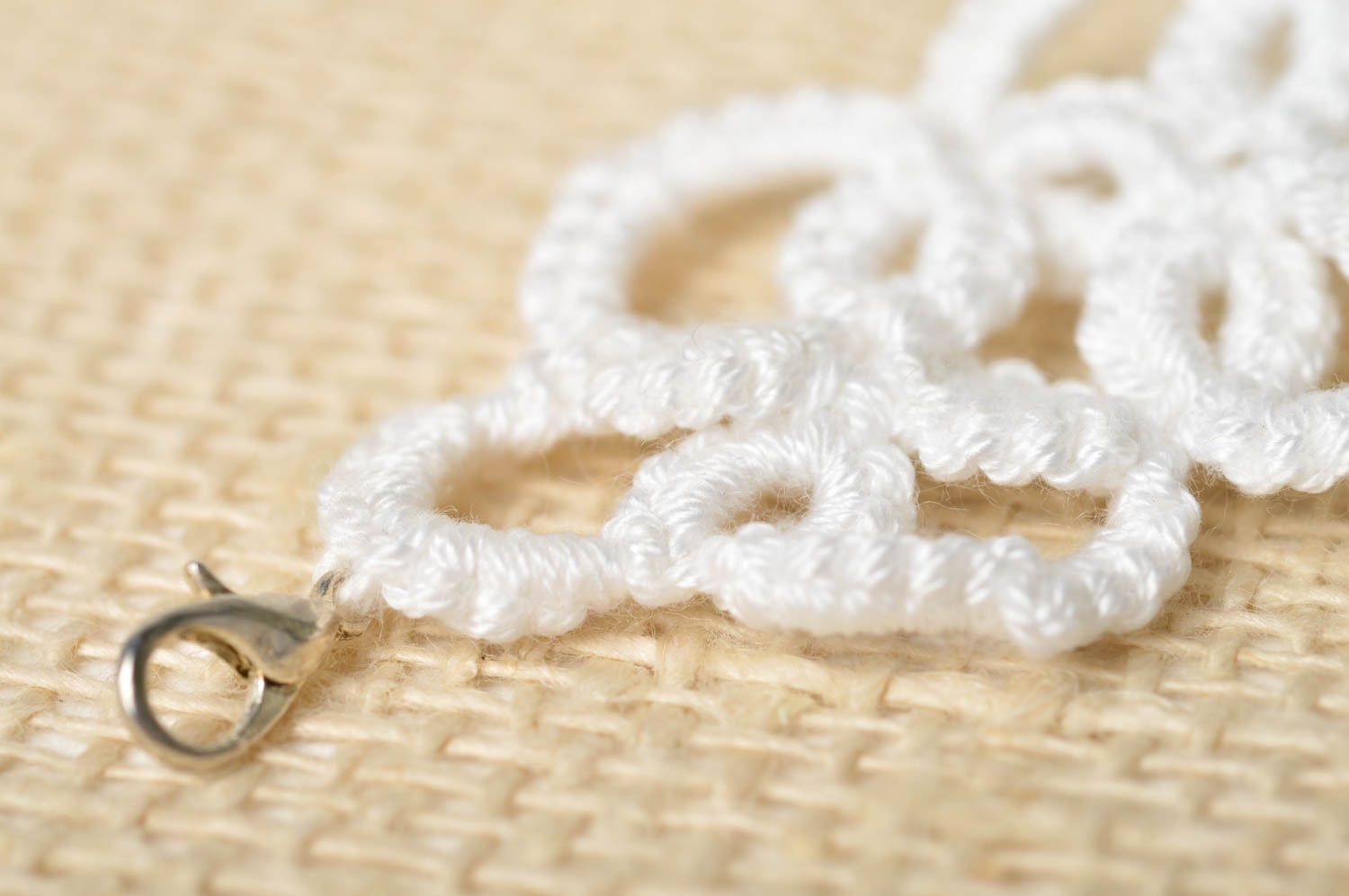 Bracelet textile Bijou fait main au crochet blanc Accessoire femme design photo 4