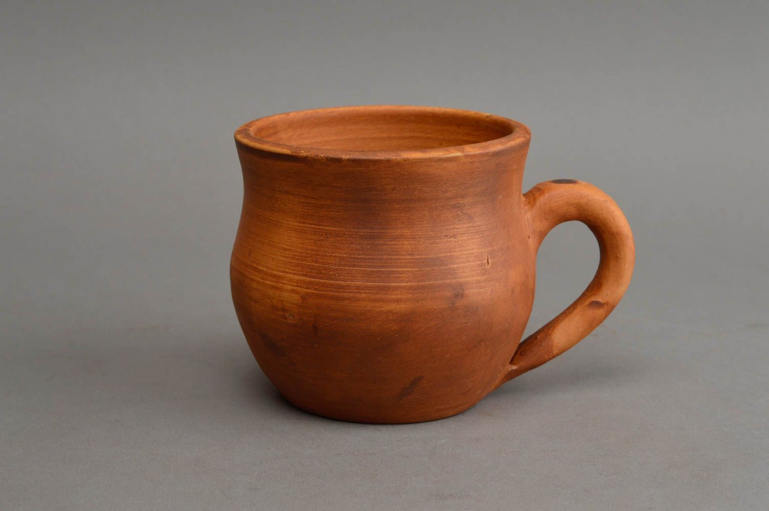 Originelle schöne braune handgemachte Tasse aus Ton für heiße Getränke 400 ml foto 2