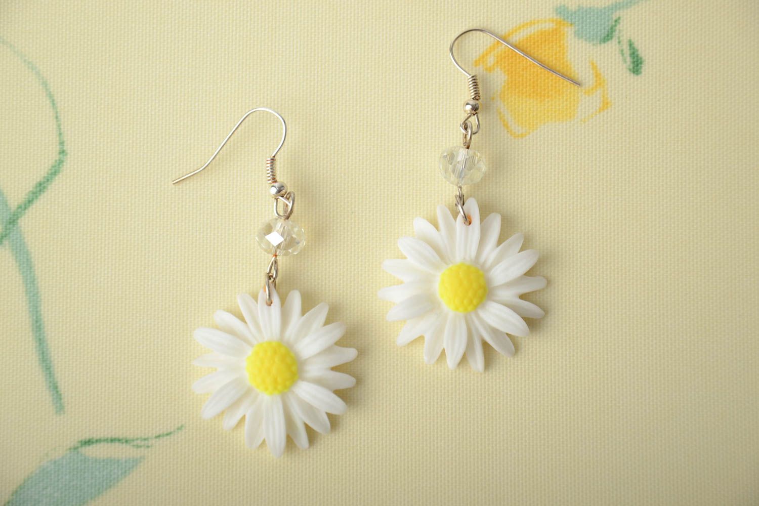 Handmade small tender floral polymer clay dangling earrings white chamomiles photo 1