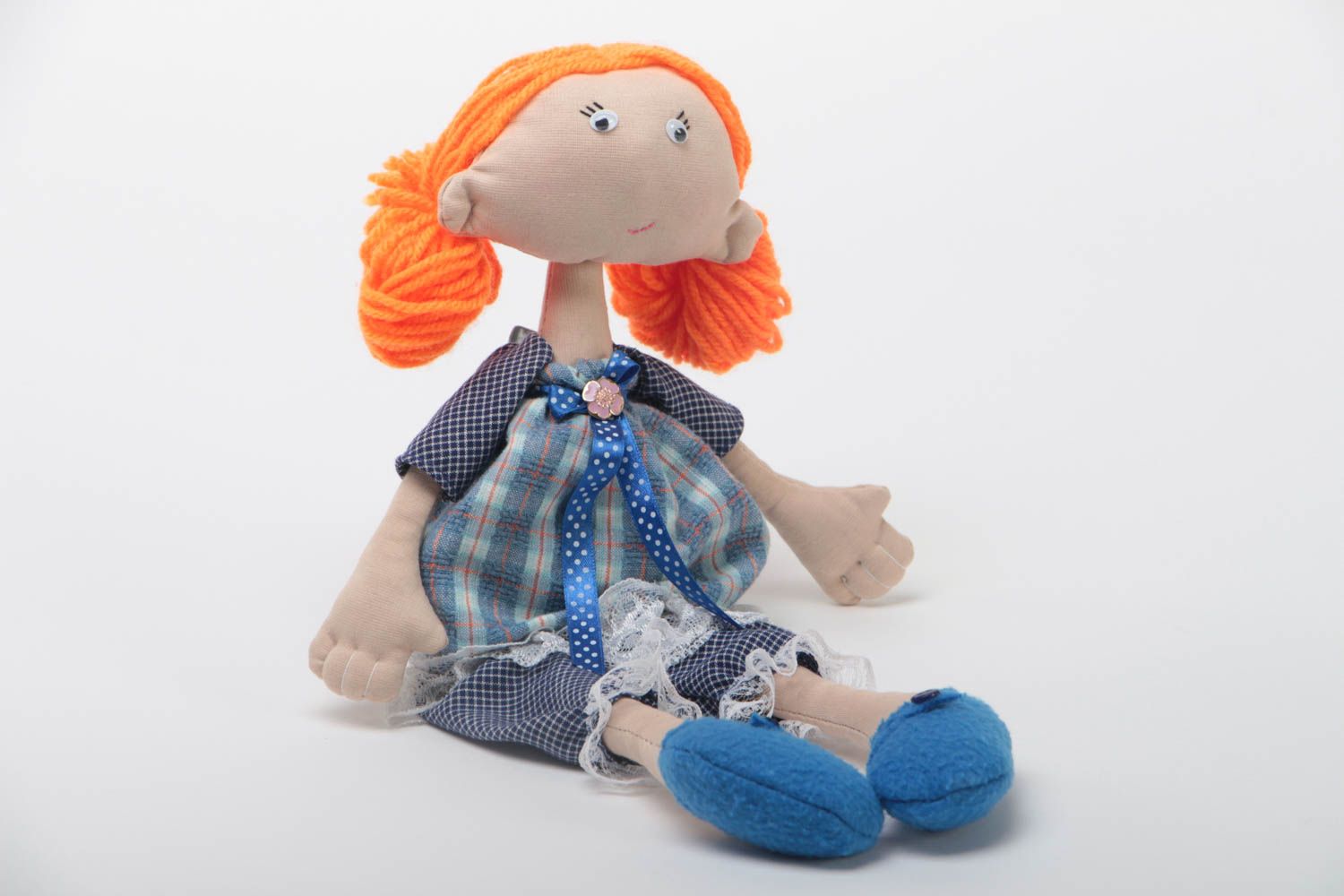 Мягкая тканевая кукла ручного пошива в голубом хлопковом платьице с кружевами  фото 2