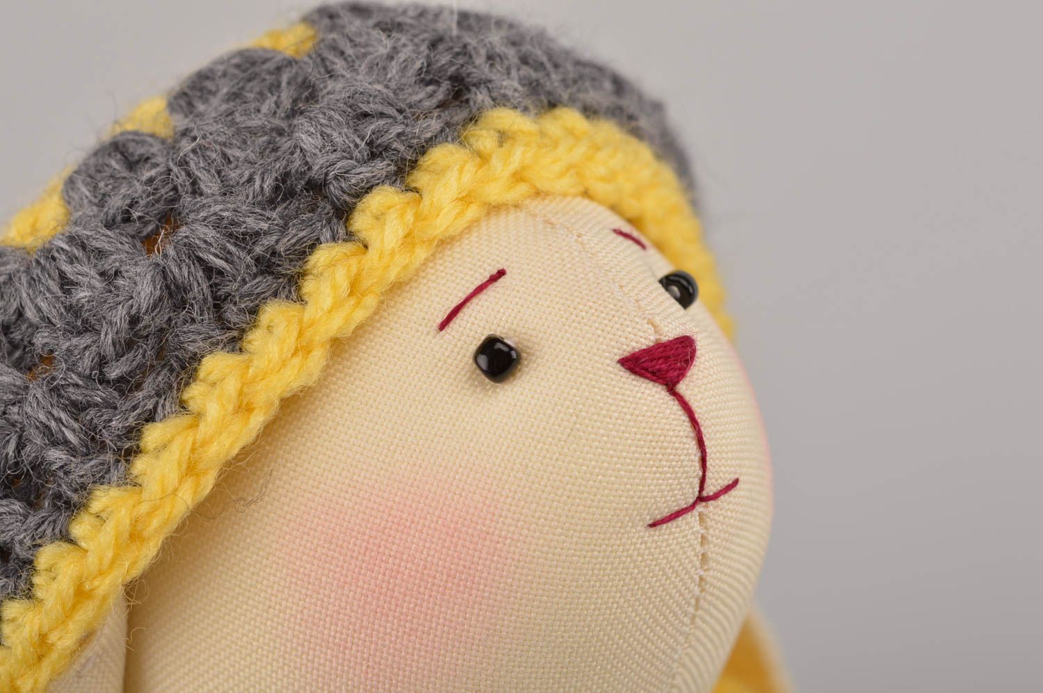 Poupée lièvre en tissu faite main en vêtement tricoté jouet pour enfant photo 2