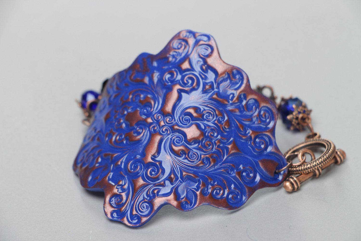 Объемный браслет из полимерной глины синий с граненными бусинами ручная работа фото 4