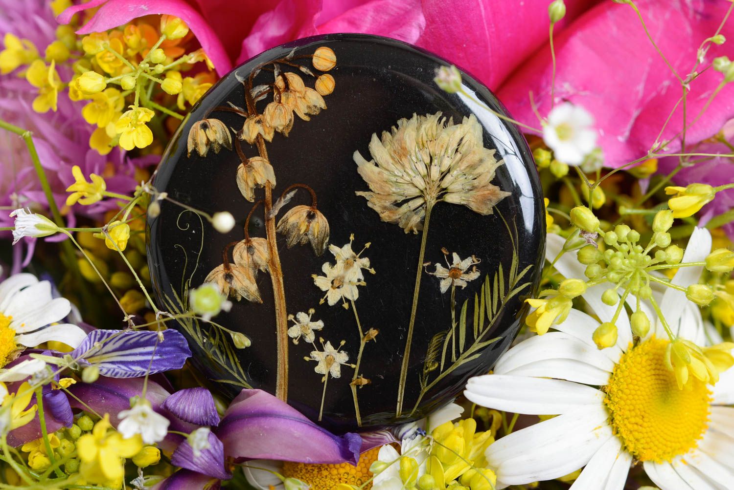 Черная брошь с цветами в эпоксидной смоле ручной работы изящная красивая фото 1