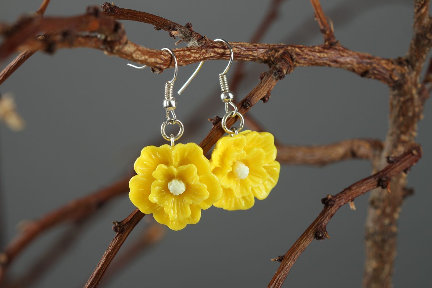 Boucles d'oreilles pendantes Bijou fait main Cadeau femme Fleurs jaunes photo 1