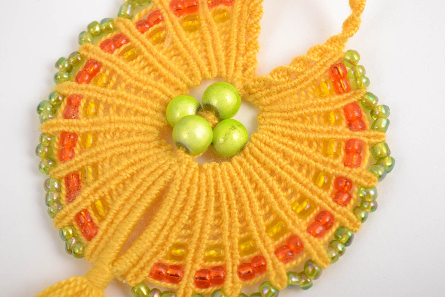 Pendentif textile technique de macramé fait main jaune avec perles fantaisie photo 3