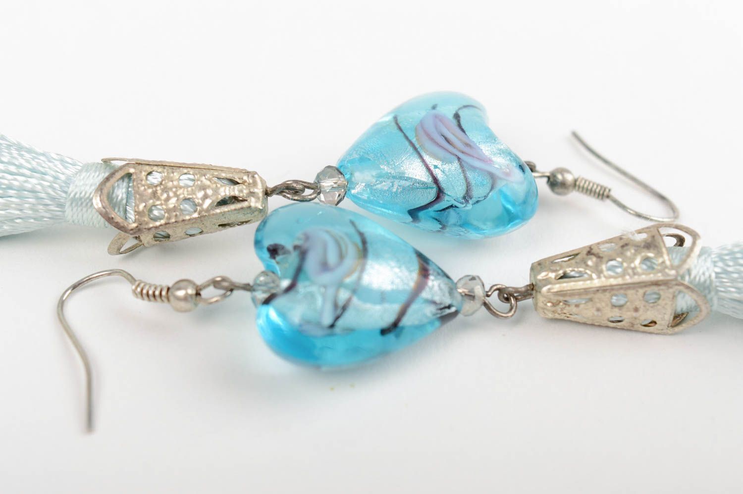 Longues boucles d'oreilles avec glands et perles en verre faites main bleues  photo 2