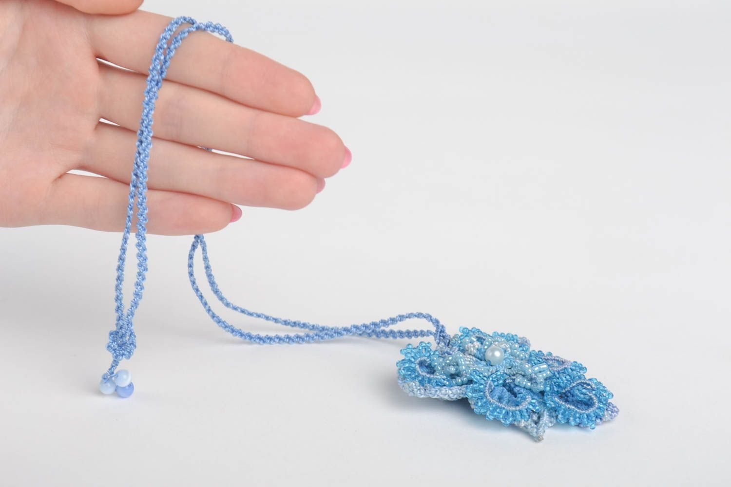 Pendentif macramé Bijoux fait main Accessoire femme bleu ciel Fleurs tressées photo 5