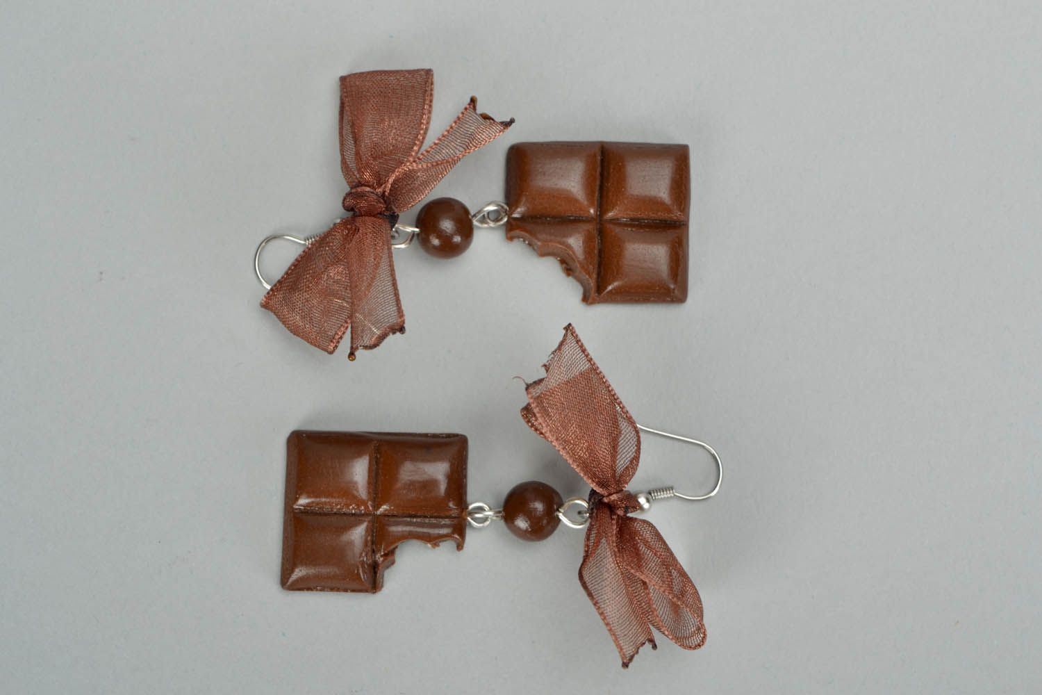 Brincos pingente feitos de cerâmica plástica decorados com fita de organza Chocolate foto 2