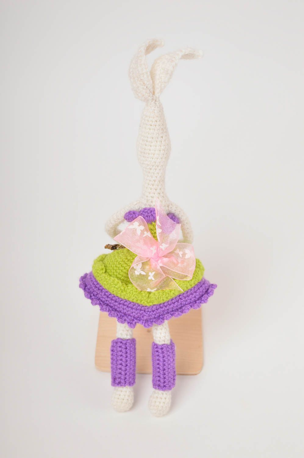 Handmade Kuscheltier Hase im Kleid Geschenk für Kinder gehäkeltes Spielzeug foto 3