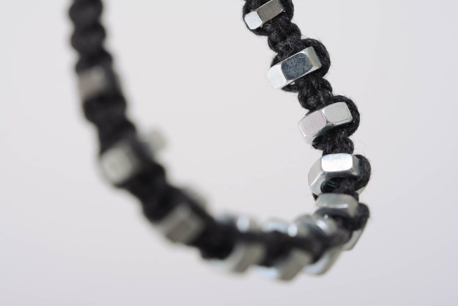 Черный браслет в технике макраме с гайками из нержавеющей стали ручной работы фото 4