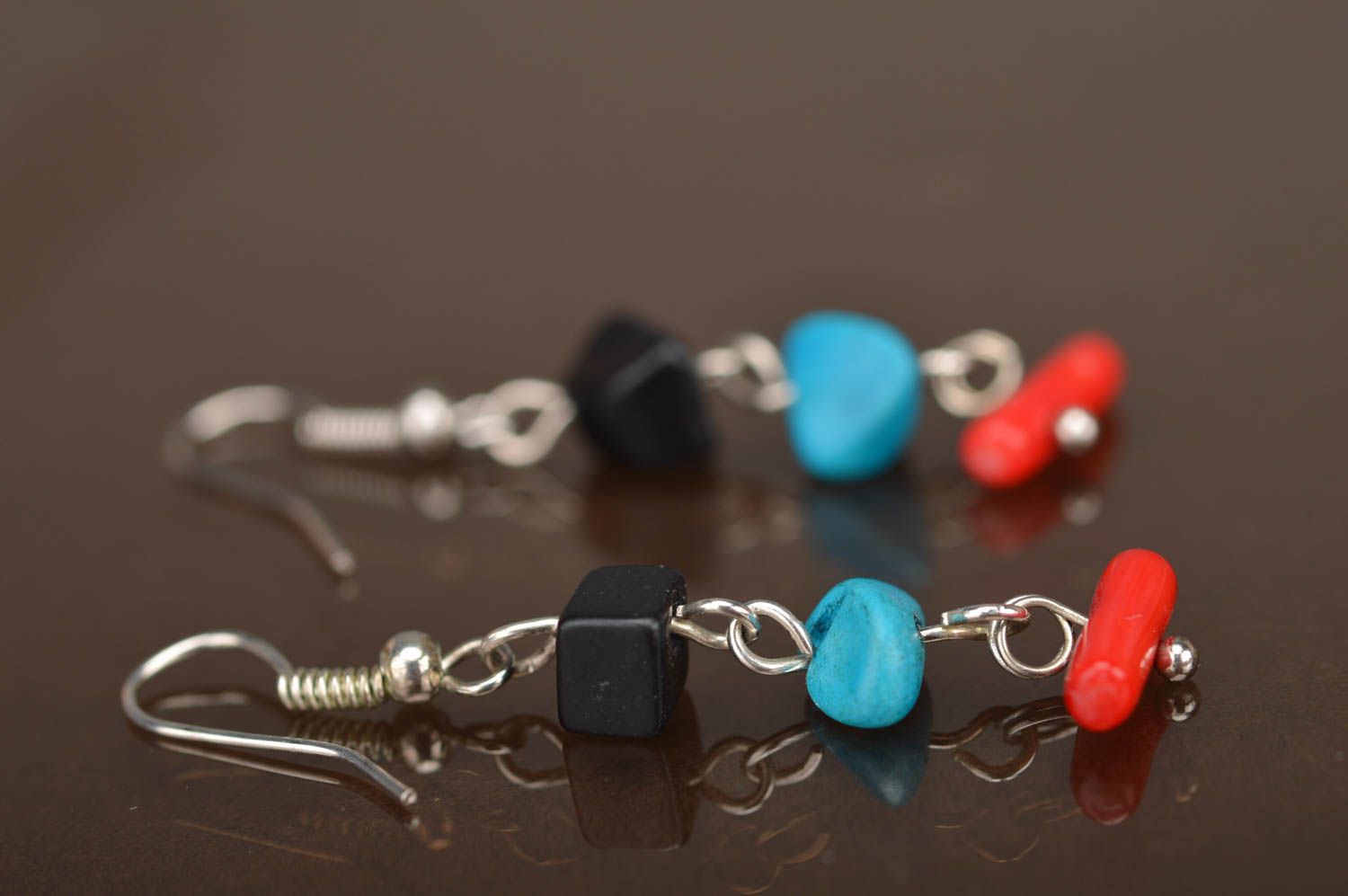Boucles d'oreilles pendantes multicolores avec pierres faites main originales photo 5