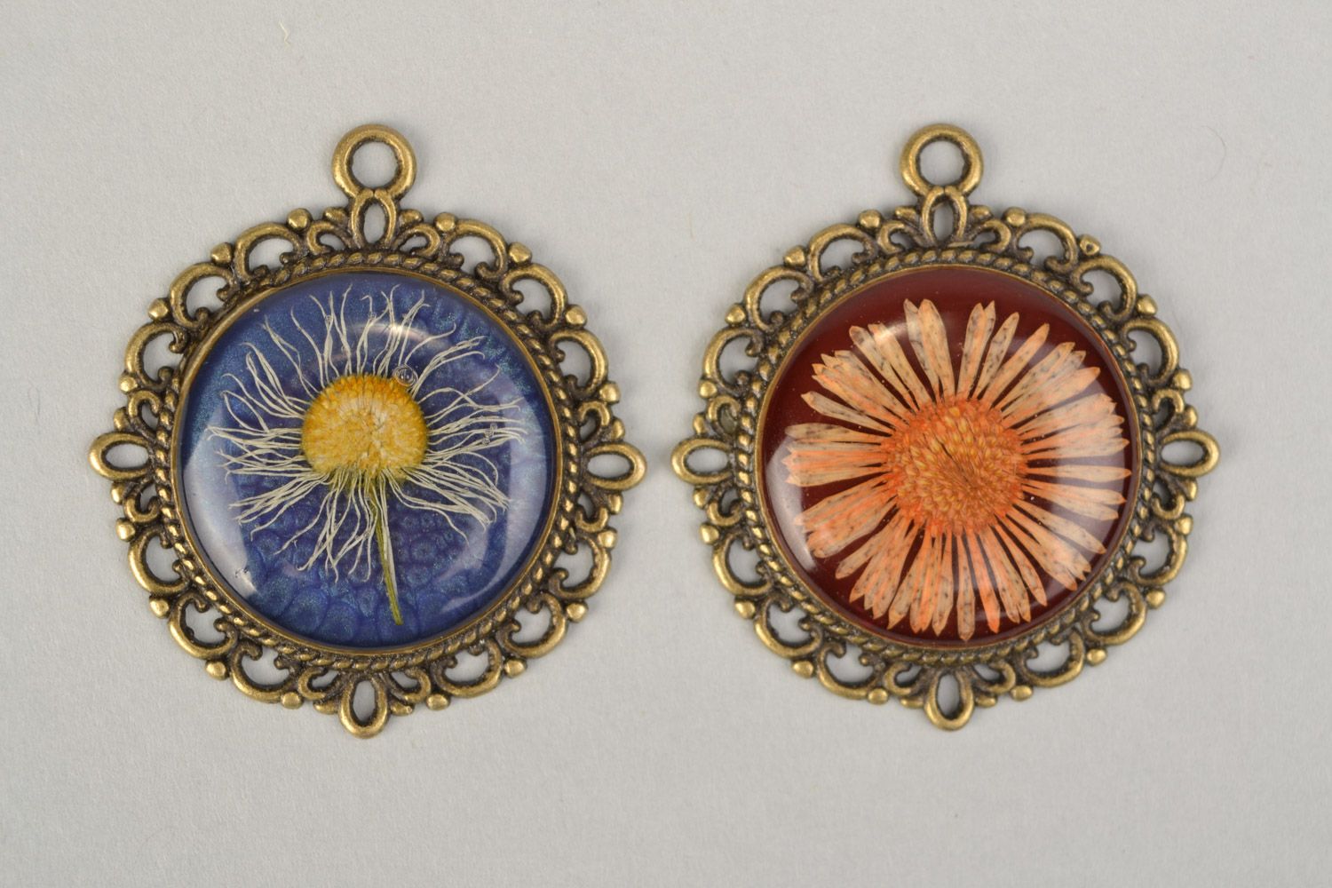 Set of 2 handmade round pendants with natural flowers in epoxy resin Chamomiles photo 4