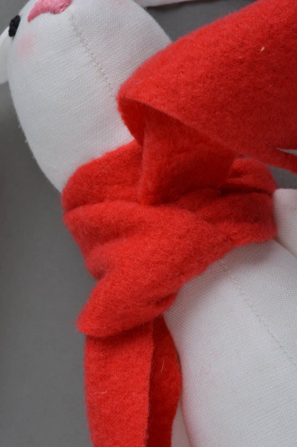 Peluche lièvre blanc en lin naturel faite main avec écharpe rouge en polaire photo 4
