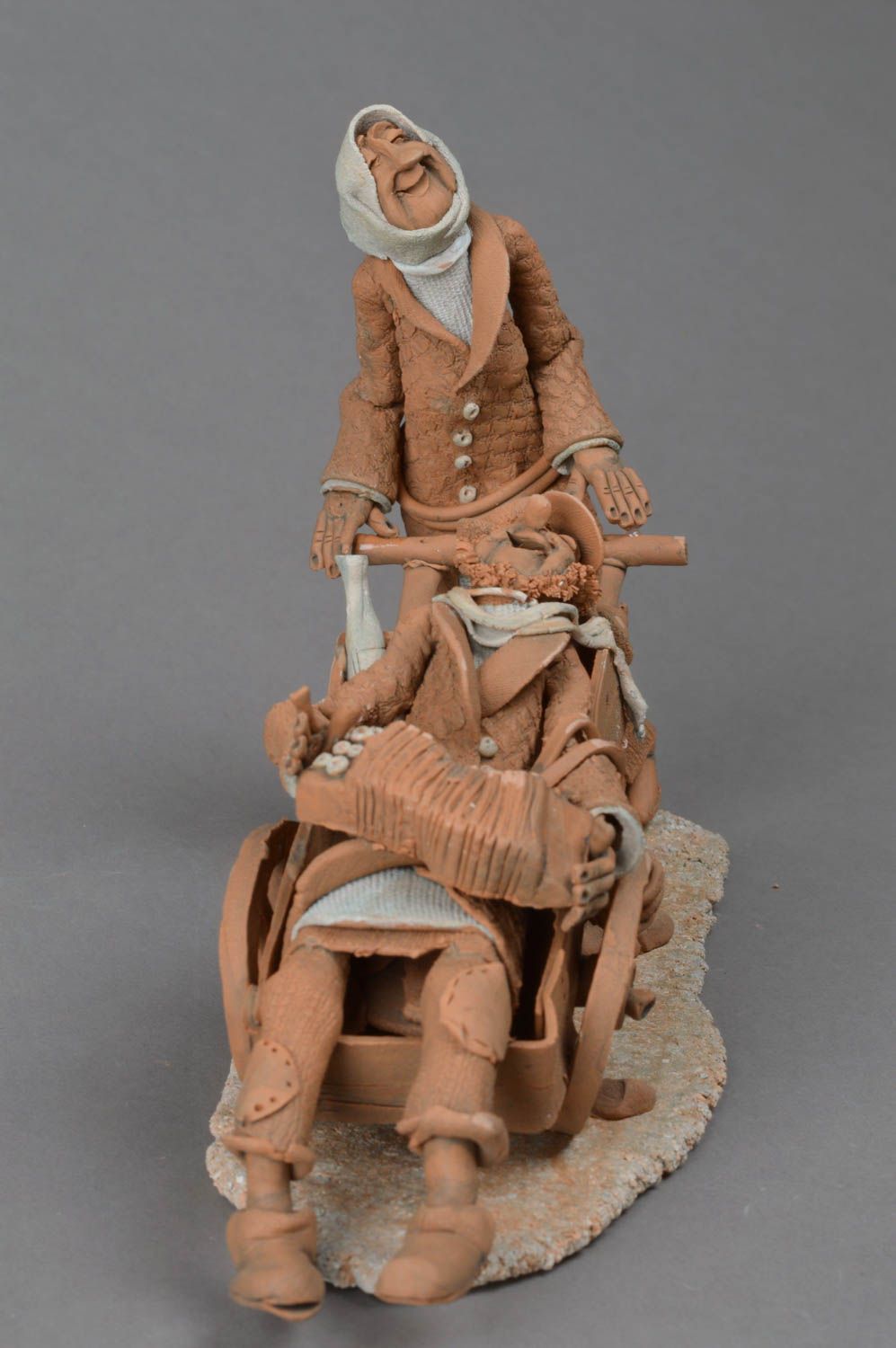 Designer keramische Statuette Mann und Frau aus rotem und weißem Ton handgemacht  foto 3