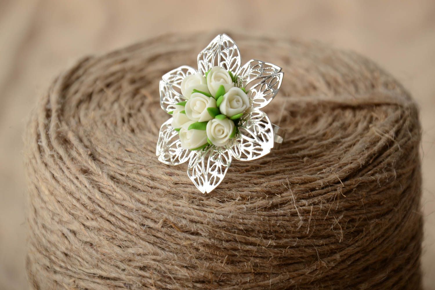 Объемное кольцо из холодного фарфора ручной работы с белыми розами крупное фото 1