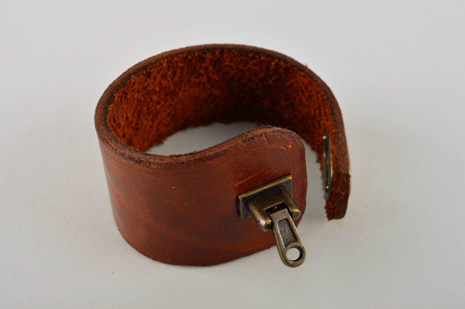 Bracelet cuir Bijoux fait main large de couleur marron Accessoires cuir photo 4