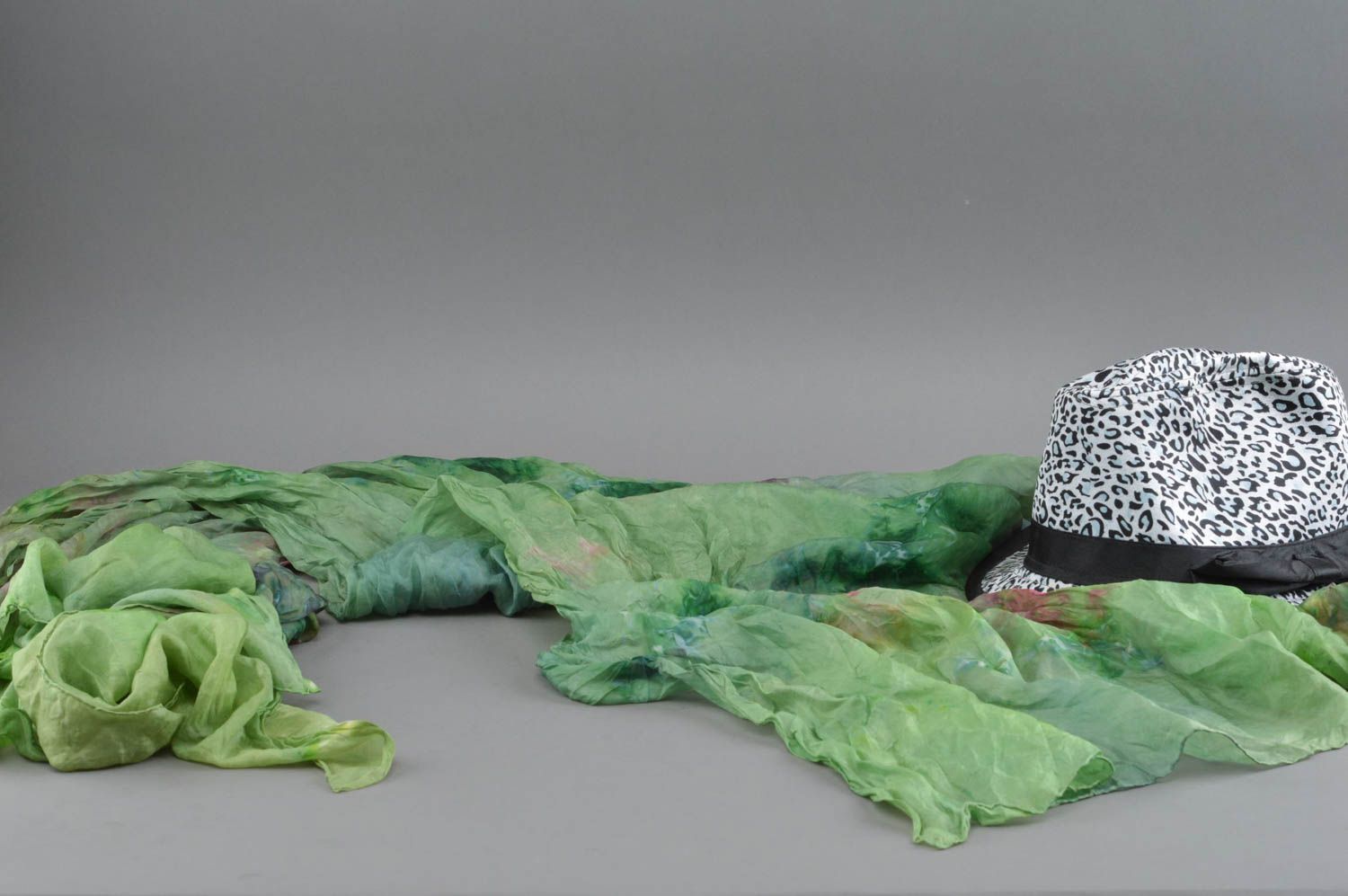 Feiner grüner handgemachter Schal aus Seide in Batik Technik Autoren Design foto 1